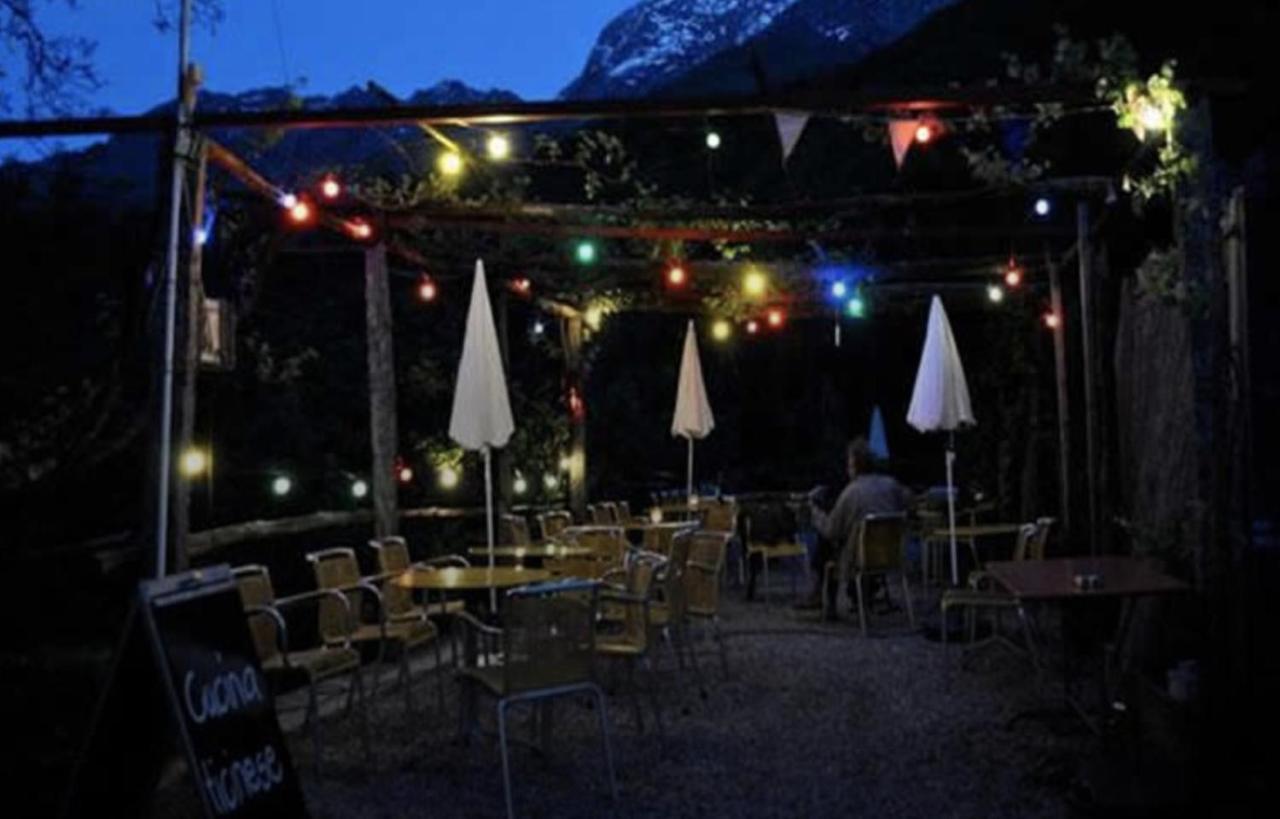 Osteria Gruetli Con Alloggio Borgnone Exteriör bild